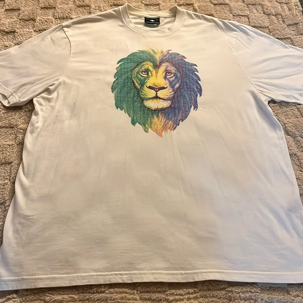Men’s LRG brand, X-Large, White.